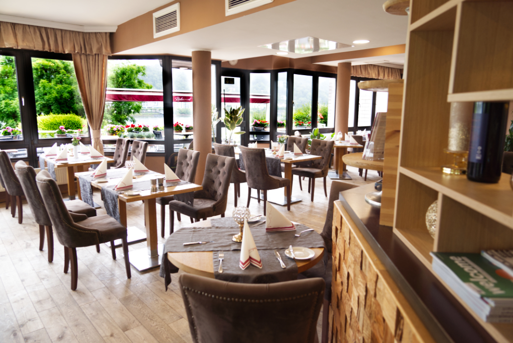 Gemütlicher Innenbereich des Restaurants kleinpetersberg